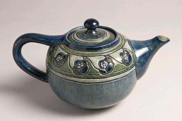 Teapot with incised decoration, 1906. Newcomb Pottery. Louisiana State Museum 1975.001.51 a-b.