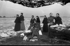Edgard Residents Viewing Ice in the Mississippi River. Olidé P. Schexnayder, 1899. Glass plate negative. Louisiana State Museum 1998.001.16.036.